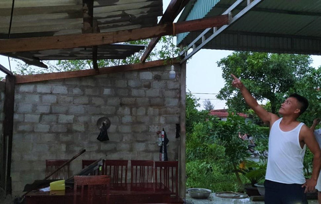 Mưa lớn kèm lốc xoáy thổi bay hơn 100 mái nhà