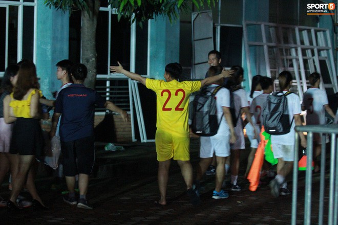 Cầu thủ U19 nữ Việt Nam khóc nức nở sau khi kịch tính giành vé dự Vòng chung kết U19 châu Á