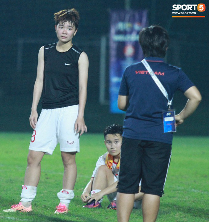 Cầu thủ U19 nữ Việt Nam khóc nức nở sau khi kịch tính giành vé dự Vòng chung kết U19 châu Á