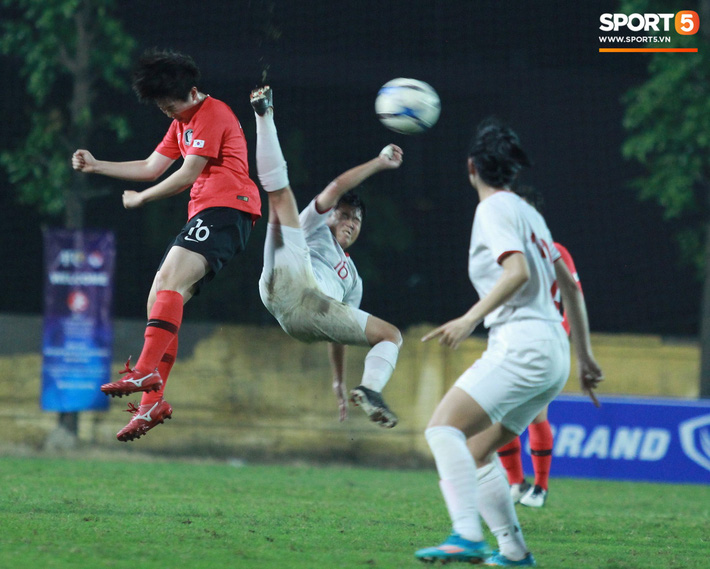 Cầu thủ U19 nữ Việt Nam khóc nức nở sau khi kịch tính giành vé dự Vòng chung kết U19 châu Á