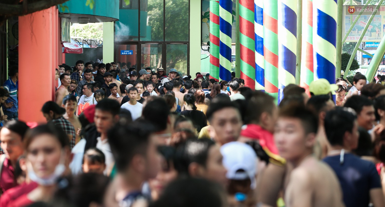 Ngộp thở ở công viên nước ngày lễ: Chen chân tìm được 1 mét vuông để tắm cũng khó khăn hết sức!
