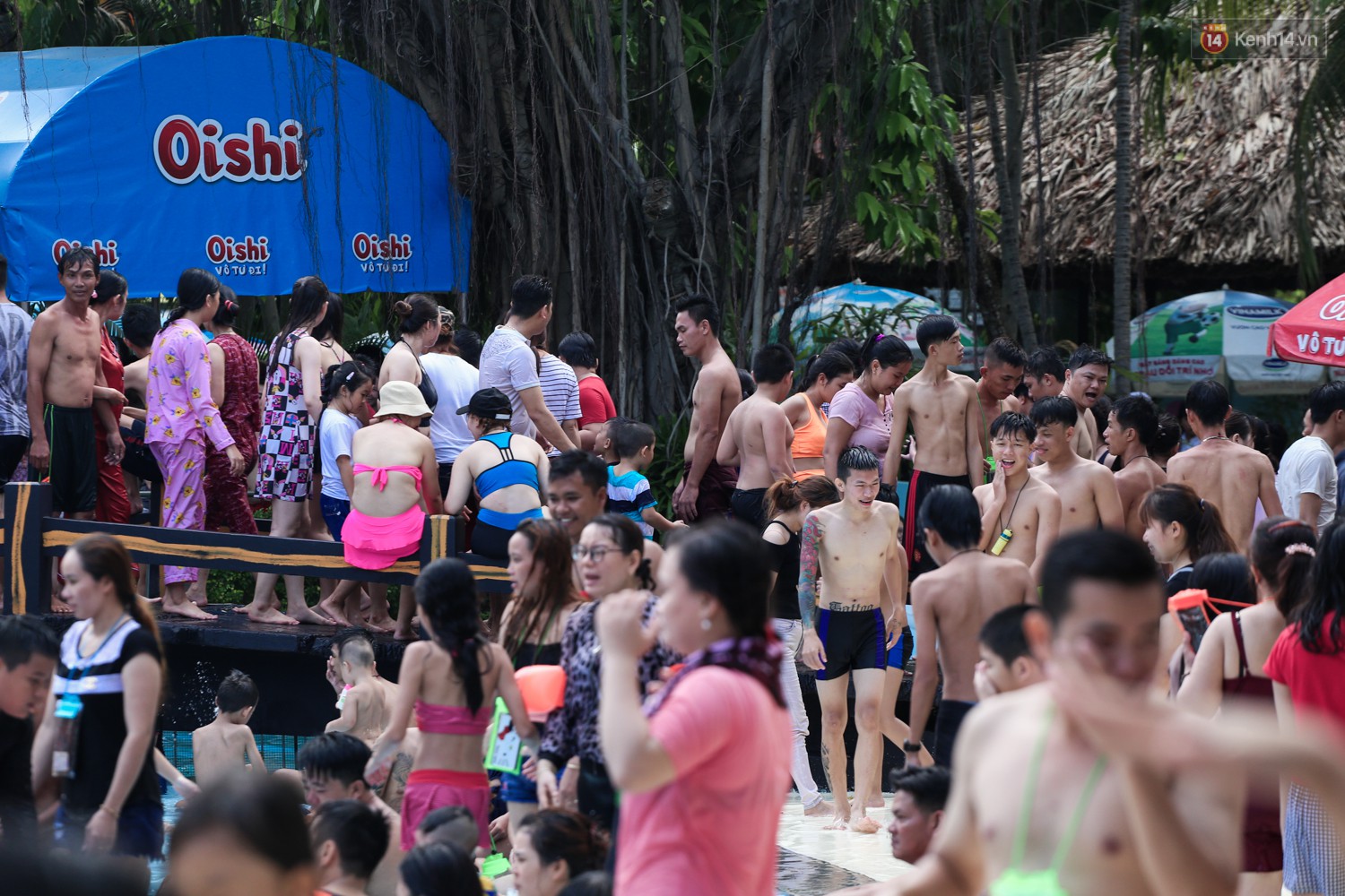 Ngộp thở ở công viên nước ngày lễ: Chen chân tìm được 1 mét vuông để tắm cũng khó khăn hết sức!