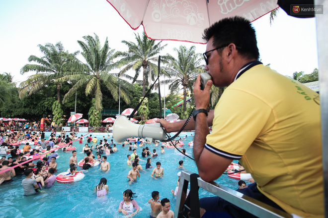 Ngộp thở ở công viên nước ngày lễ: Chen chân tìm được 1 mét vuông để tắm cũng khó khăn hết sức!