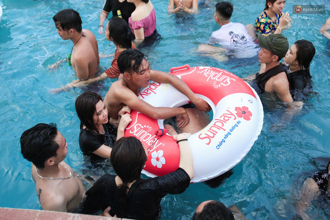 Ngộp thở ở công viên nước ngày lễ: Chen chân tìm được 1 mét vuông để tắm cũng khó khăn hết sức!