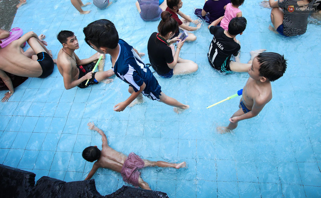 Ngộp thở ở công viên nước ngày lễ: Chen chân tìm được 1 mét vuông để tắm cũng khó khăn hết sức!