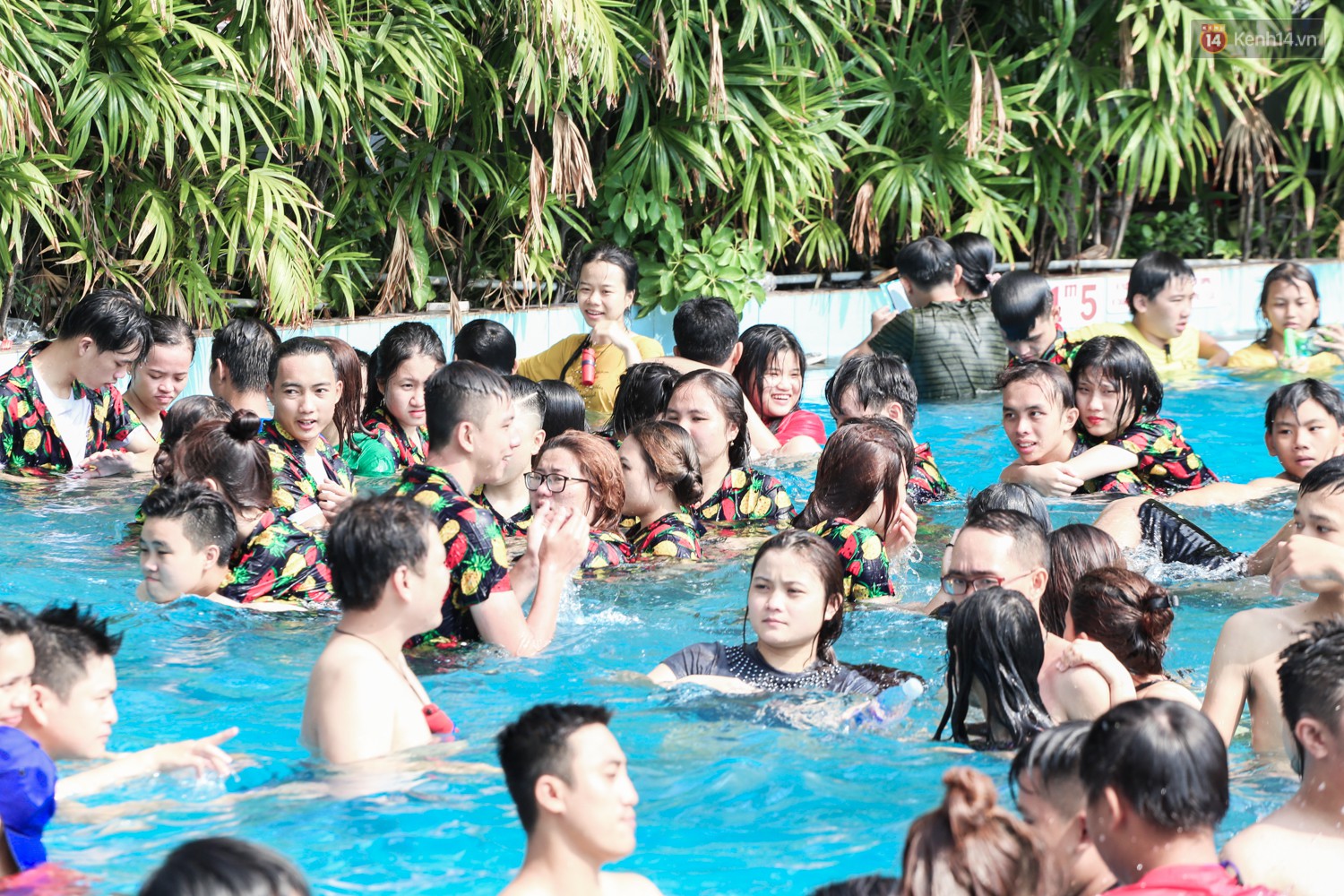 Ngộp thở ở công viên nước ngày lễ: Chen chân tìm được 1 mét vuông để tắm cũng khó khăn hết sức!