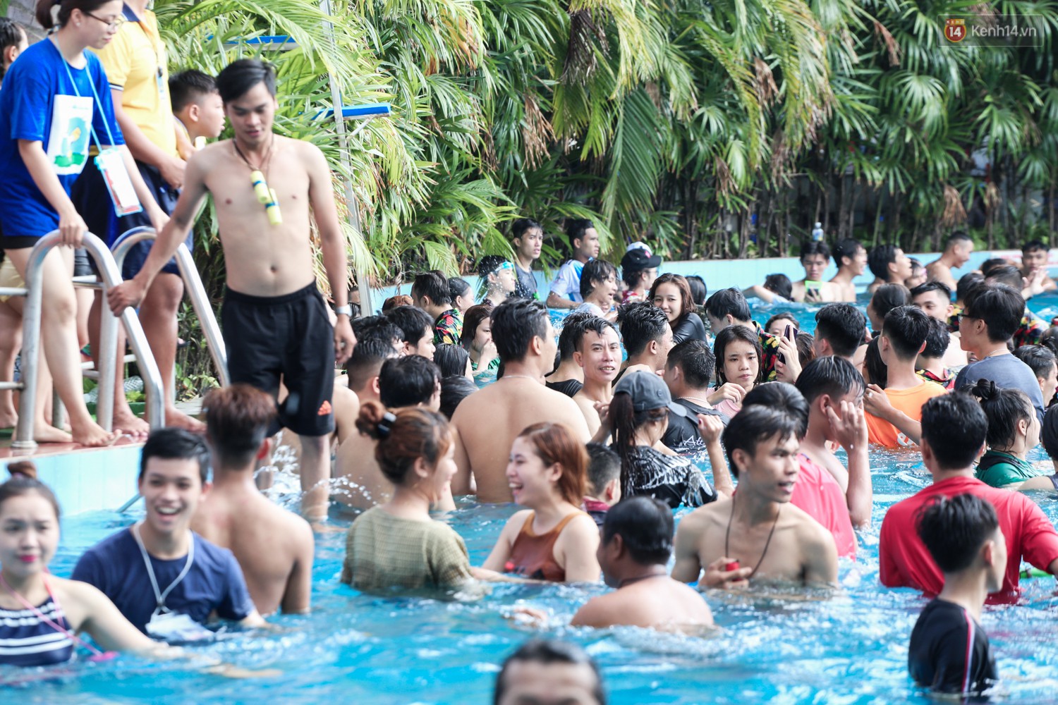 Ngộp thở ở công viên nước ngày lễ: Chen chân tìm được 1 mét vuông để tắm cũng khó khăn hết sức!