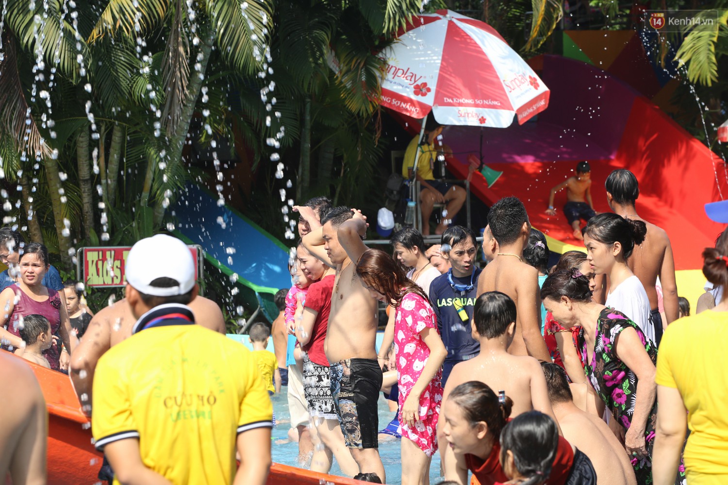 Ngộp thở ở công viên nước ngày lễ: Chen chân tìm được 1 mét vuông để tắm cũng khó khăn hết sức!