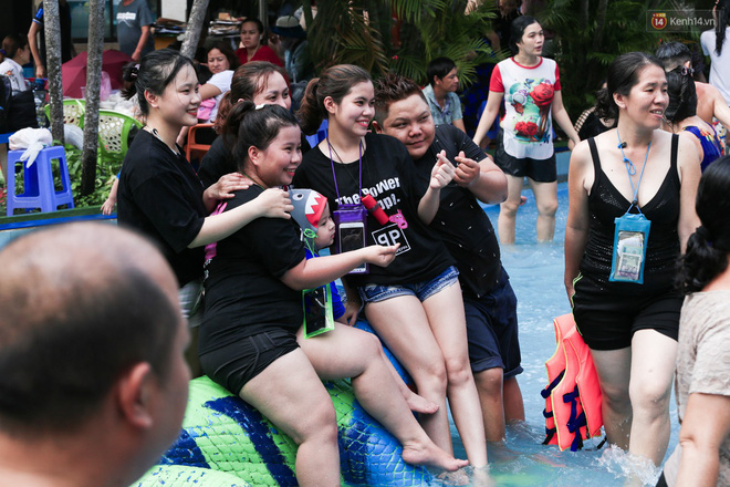 Ngộp thở ở công viên nước ngày lễ: Chen chân tìm được 1 mét vuông để tắm cũng khó khăn hết sức!