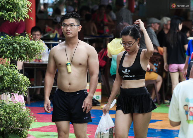 Ngộp thở ở công viên nước ngày lễ: Chen chân tìm được 1 mét vuông để tắm cũng khó khăn hết sức!