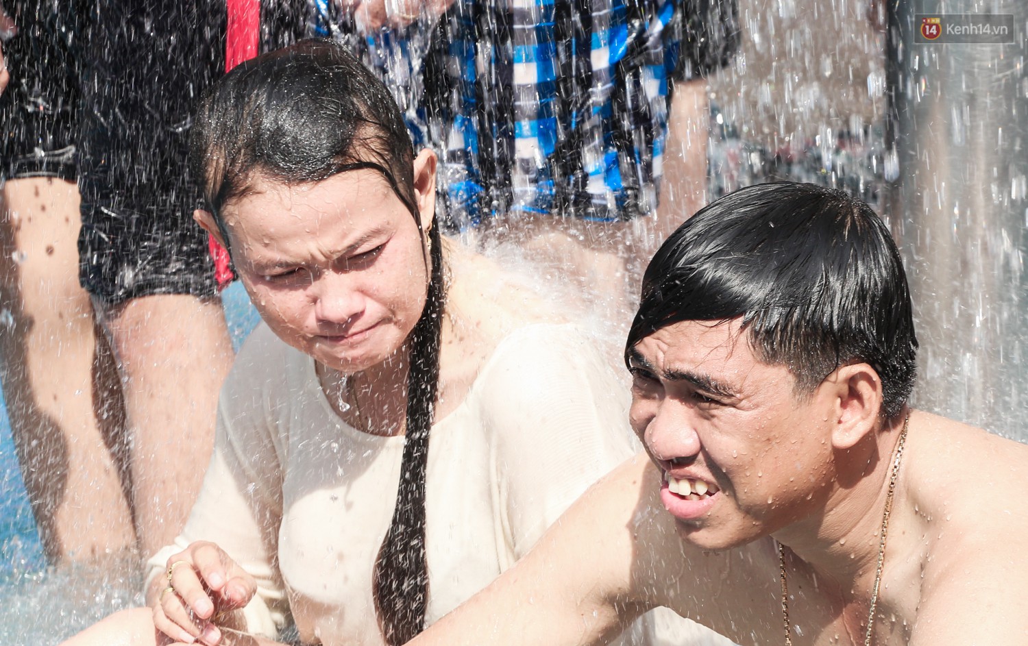 Ngộp thở ở công viên nước ngày lễ: Chen chân tìm được 1 mét vuông để tắm cũng khó khăn hết sức!