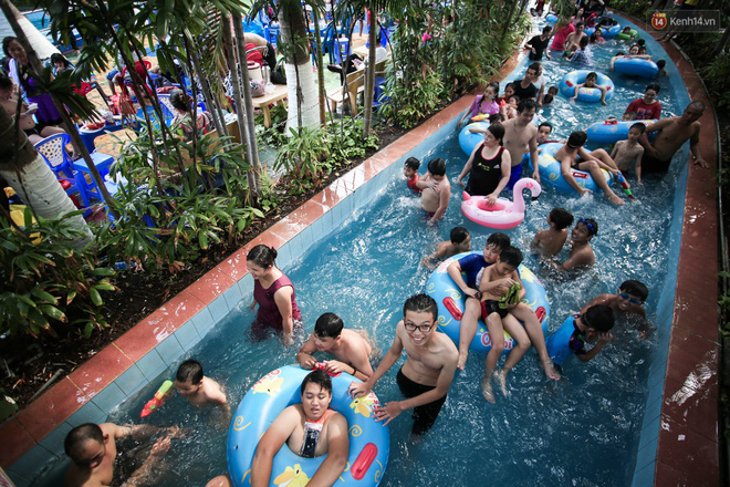 Ngộp thở ở công viên nước ngày lễ: Chen chân tìm được 1 mét vuông để tắm cũng khó khăn hết sức!