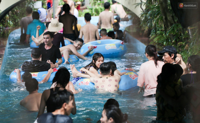 Ngộp thở ở công viên nước ngày lễ: Chen chân tìm được 1 mét vuông để tắm cũng khó khăn hết sức!