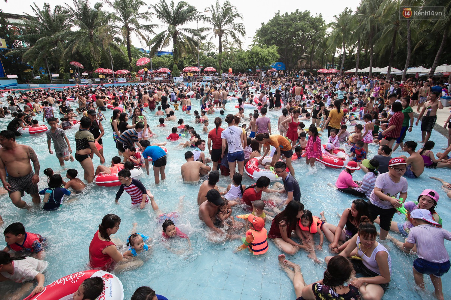Ngộp thở ở công viên nước ngày lễ: Chen chân tìm được 1 mét vuông để tắm cũng khó khăn hết sức!