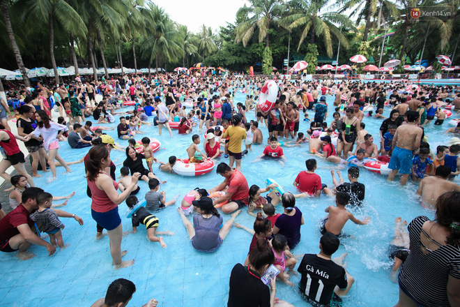 Ngộp thở ở công viên nước ngày lễ: Chen chân tìm được 1 mét vuông để tắm cũng khó khăn hết sức!
