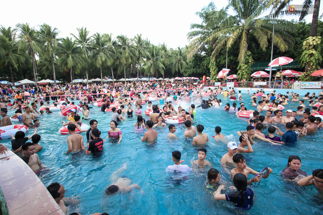 Ngộp thở ở công viên nước ngày lễ: Chen chân tìm được 1 mét vuông để tắm cũng khó khăn hết sức!
