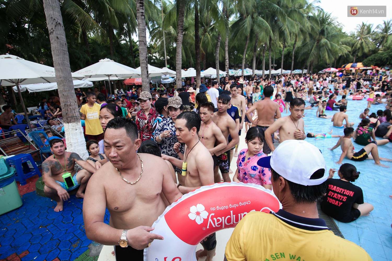 Ngộp thở ở công viên nước ngày lễ: Chen chân tìm được 1 mét vuông để tắm cũng khó khăn hết sức!