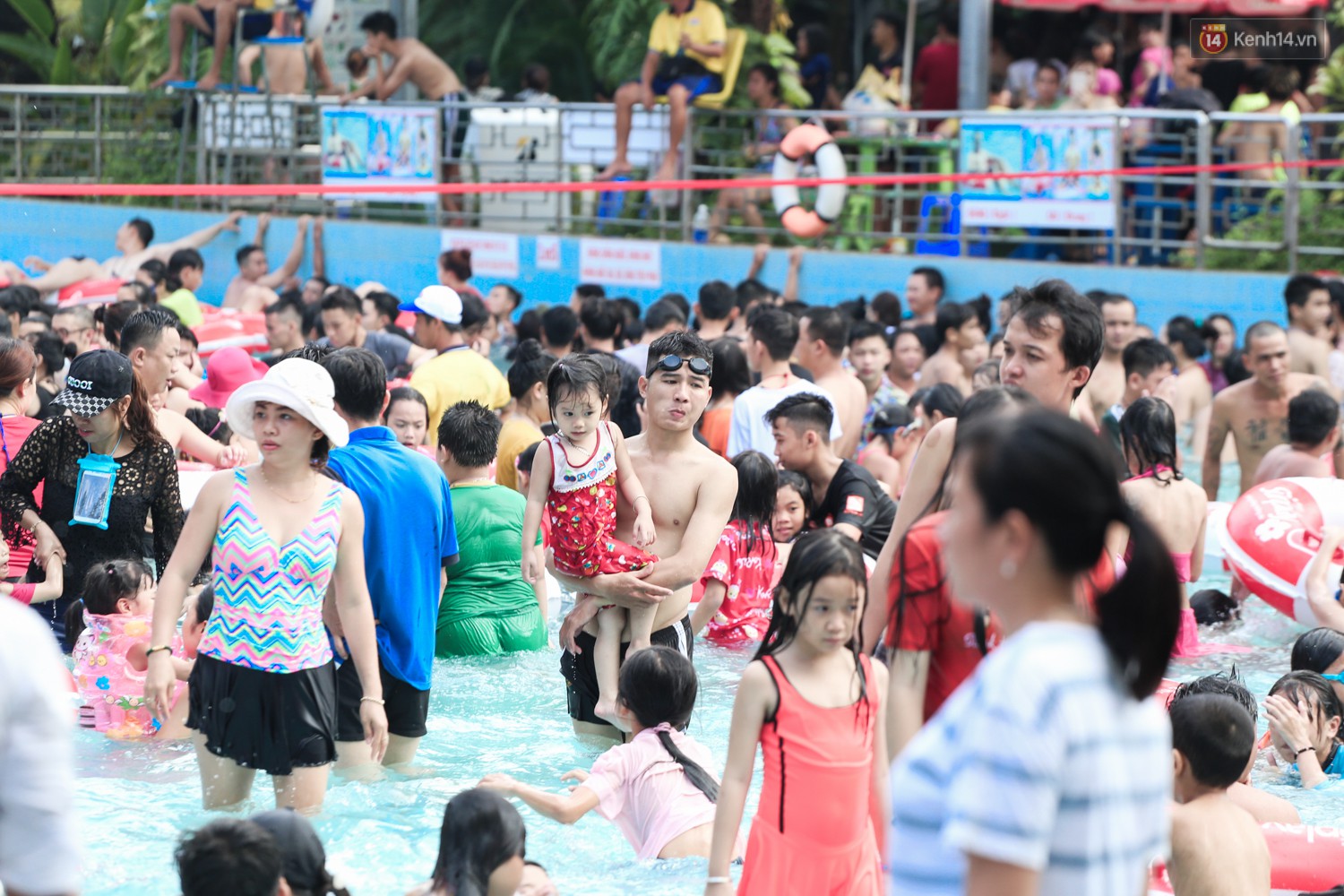 Ngộp thở ở công viên nước ngày lễ: Chen chân tìm được 1 mét vuông để tắm cũng khó khăn hết sức!