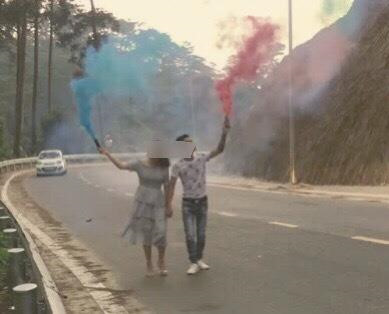 Cô dâu, chú rể đốt pháo khói, chụp ảnh cưới giữa đèo Tam Đảo