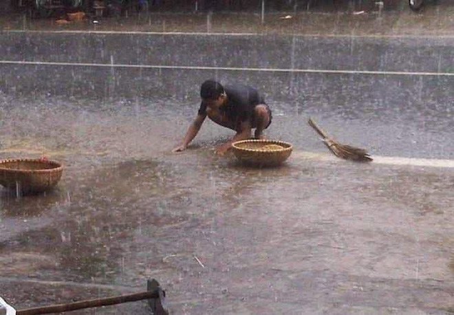 Nỗi cực chạy thóc của người nông dân những ngày mưa nắng thất thường: Chậm chân cái là cả sân thóc ngập trong nước