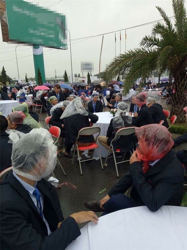 Đám cưới đúng ngày mưa gió bão bùng, cô dâu chú rể hoang mang nhìn hôn trường tan tác trong ngày trọng đại