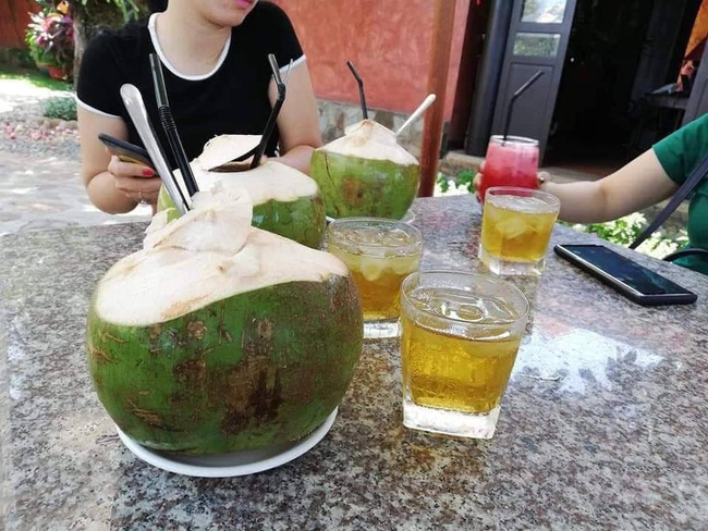 Đi biển chơi tưởng sung sướng, khổ chủ méo mặt trả gần 1 triệu cho 5 phần nước: Dừa 150k/quả, sinh tố 170k/ly