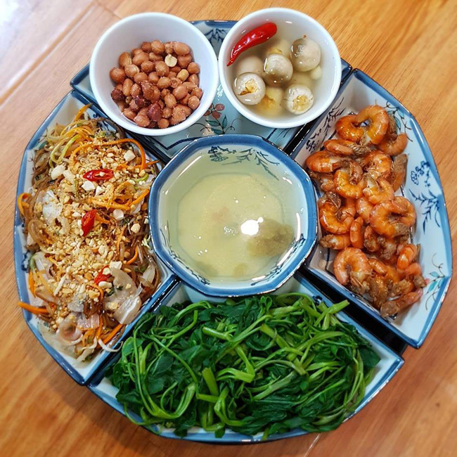 Đăng ảnh mâm cơm vừa ngon vừa mát ngày hè, vợ trẻ lại khiến chị em tò mò vì chiếc mâm độc đáo