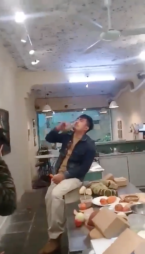 Về nhà đi con: Lộ clip Thu Quỳnh bị chồng ghen tuông, cưỡng hôn thô bạo Về nhà đi con: Lộ clip Thu Quỳnh bị chồng ghen tuông, cưỡng hôn thô bạo