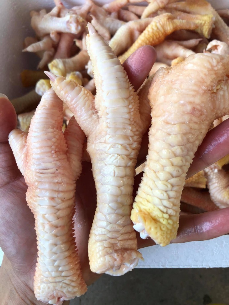 Chuyện lạ: Chân gà khồng lồ, 400 ngàn/kg vẫn cháy hàng