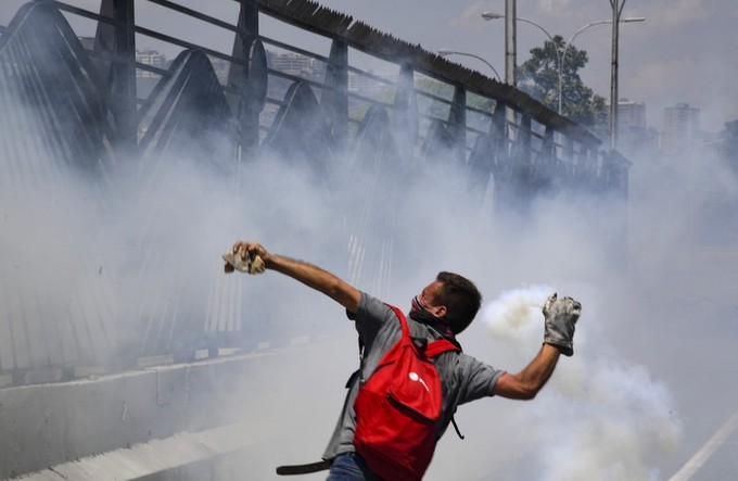 Người biểu tình ném hơi cay, quân đội Venezuela điều xe bọc thép đối phó