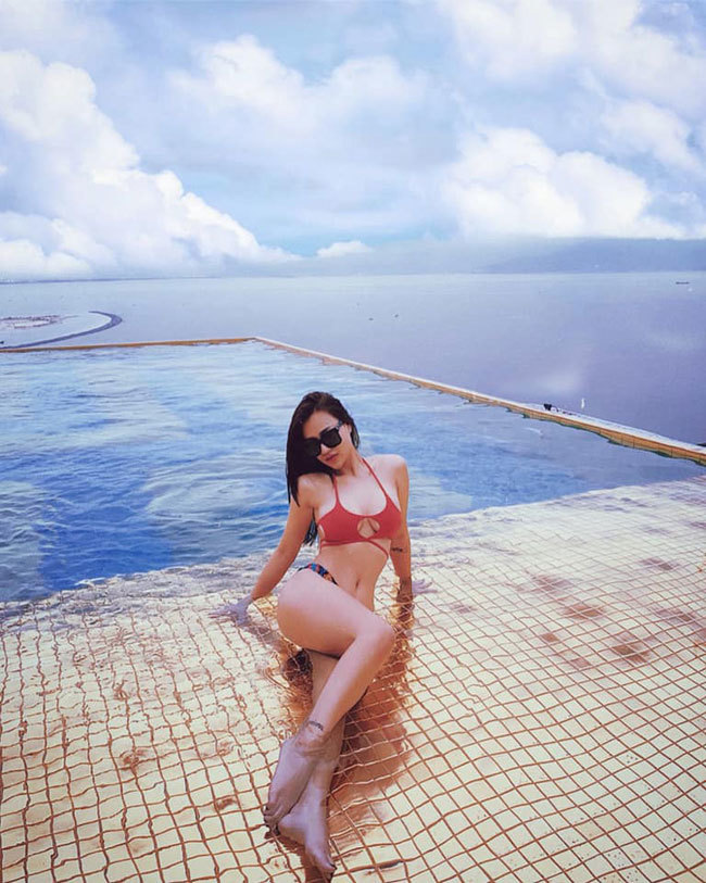 Vẻ nóng bỏng của mỹ nhân được gọi là phù thuỷ của làng DJ