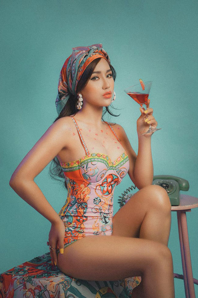 Vẻ nóng bỏng của mỹ nhân được gọi là phù thuỷ của làng DJ