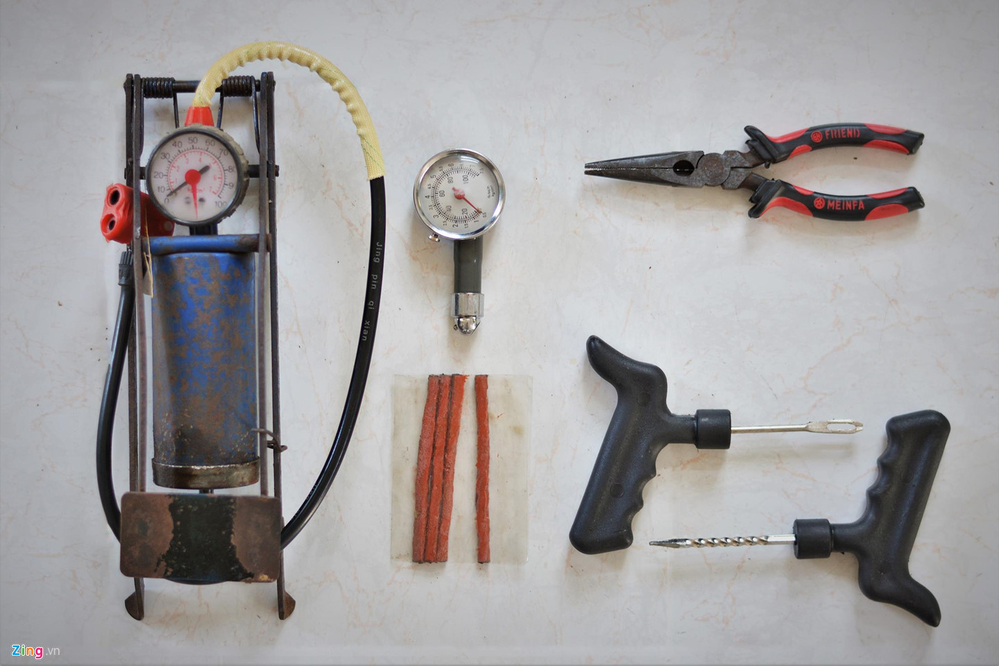 Xe máy thủng lốp giữa đường, xử lý như thế nào?