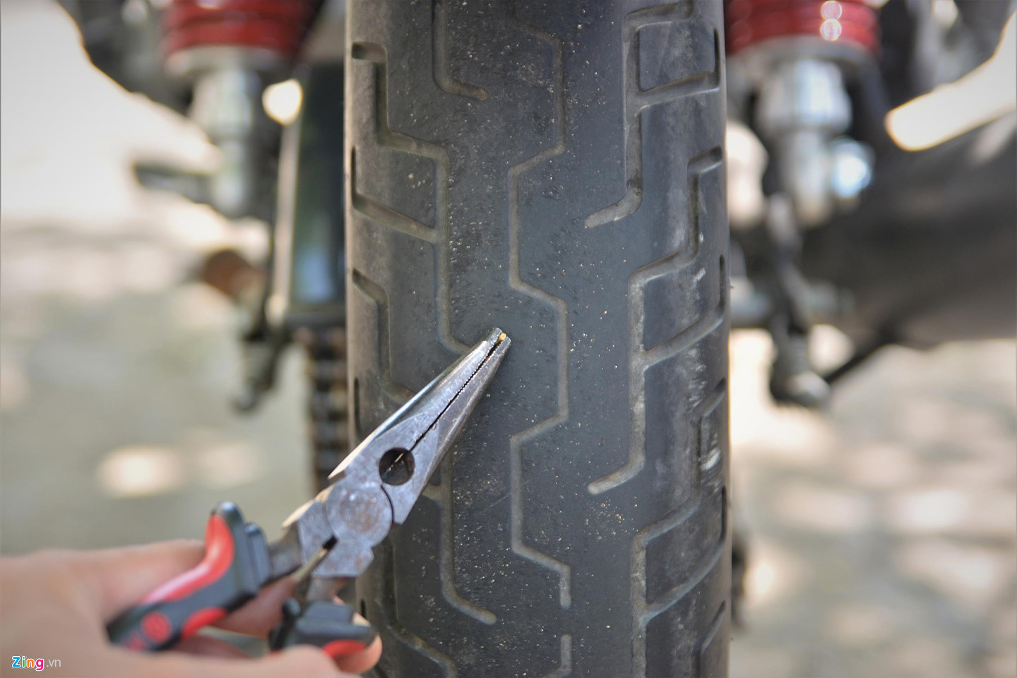 Xe máy thủng lốp giữa đường, xử lý như thế nào?