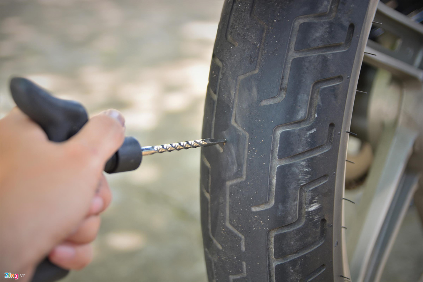 Xe máy thủng lốp giữa đường, xử lý như thế nào?