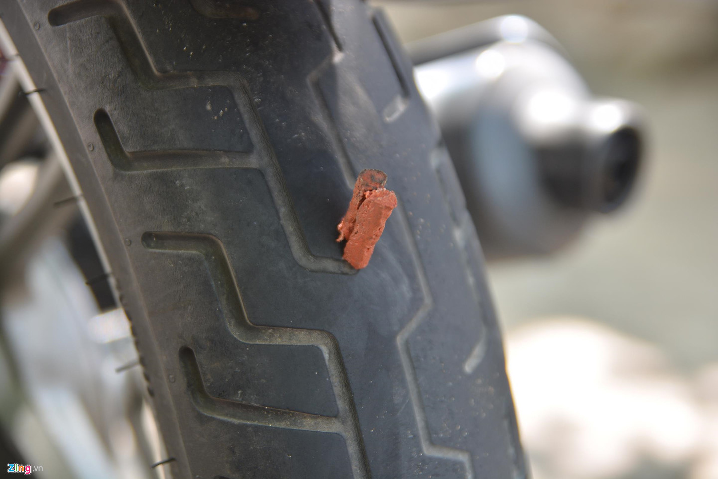 Xe máy thủng lốp giữa đường, xử lý như thế nào?