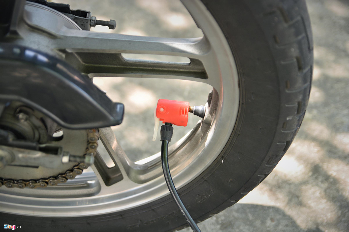 Xe máy thủng lốp giữa đường, xử lý như thế nào?