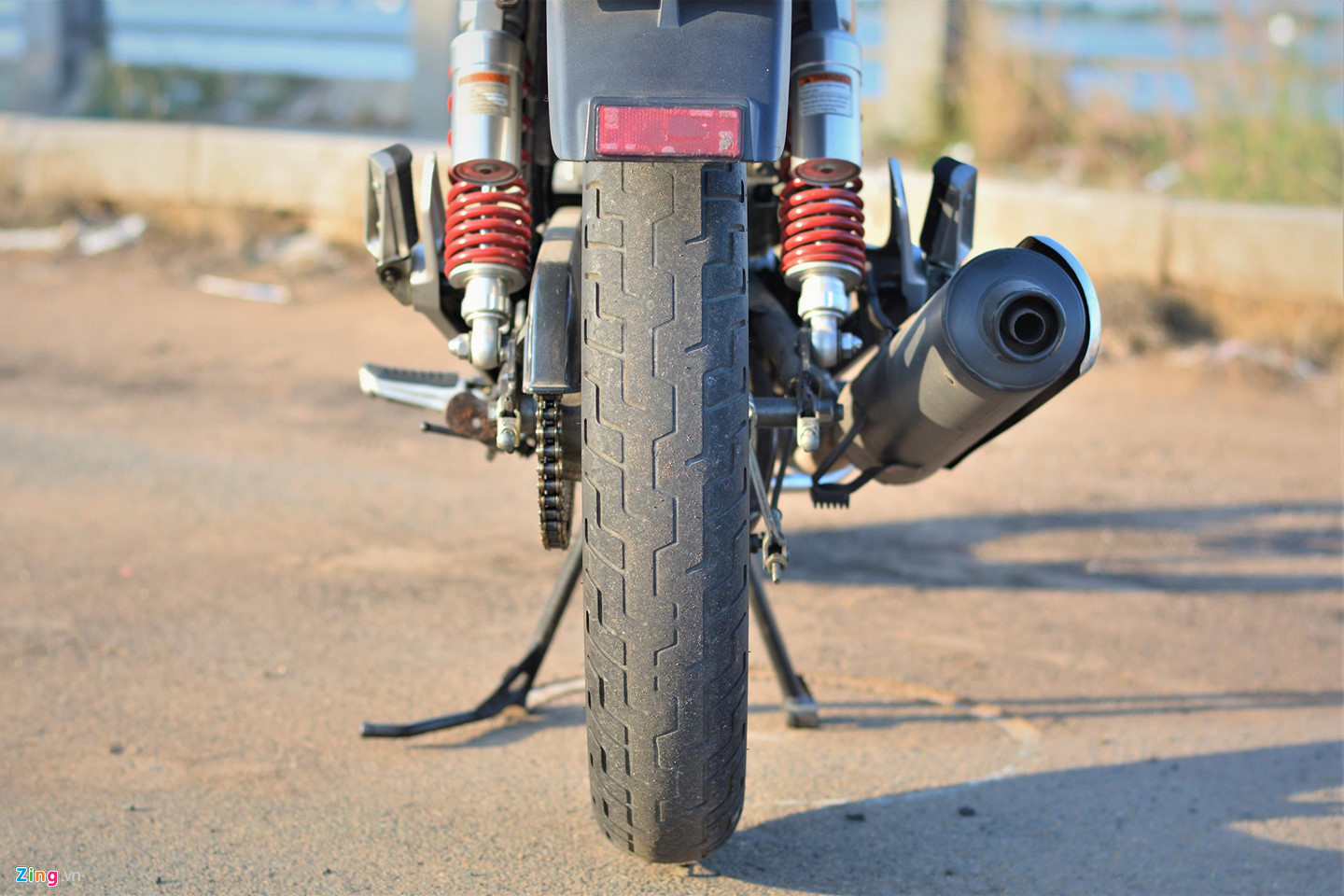 Xe máy thủng lốp giữa đường, xử lý như thế nào?