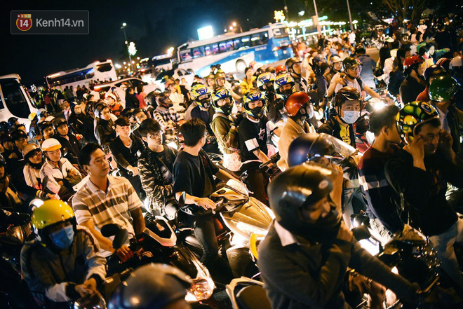 Hàng loạt điểm du lịch thất thủ dịp nghỉ lễ: Xem ảnh xong nhiều người thở phào vì đã ở nhà!