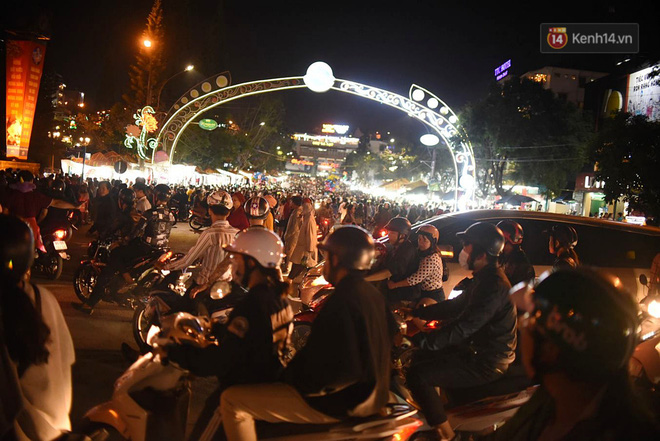 Hàng loạt điểm du lịch thất thủ dịp nghỉ lễ: Xem ảnh xong nhiều người thở phào vì đã ở nhà!