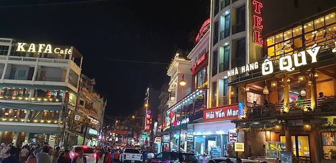 Hàng loạt điểm du lịch thất thủ dịp nghỉ lễ: Xem ảnh xong nhiều người thở phào vì đã ở nhà!