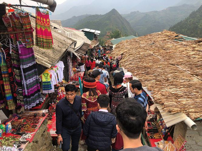 Hàng loạt điểm du lịch thất thủ dịp nghỉ lễ: Xem ảnh xong nhiều người thở phào vì đã ở nhà!