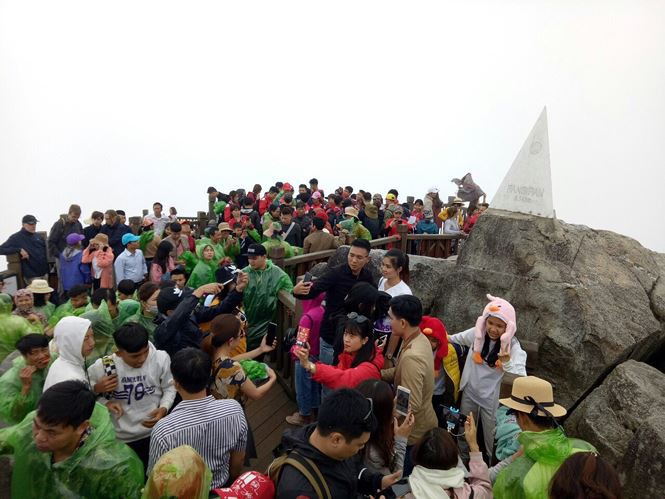 Hàng loạt điểm du lịch thất thủ dịp nghỉ lễ: Xem ảnh xong nhiều người thở phào vì đã ở nhà!