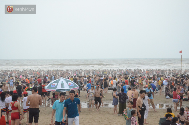 Hàng loạt điểm du lịch thất thủ dịp nghỉ lễ: Xem ảnh xong nhiều người thở phào vì đã ở nhà!