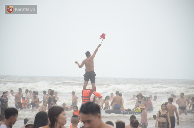 Hàng loạt điểm du lịch thất thủ dịp nghỉ lễ: Xem ảnh xong nhiều người thở phào vì đã ở nhà!