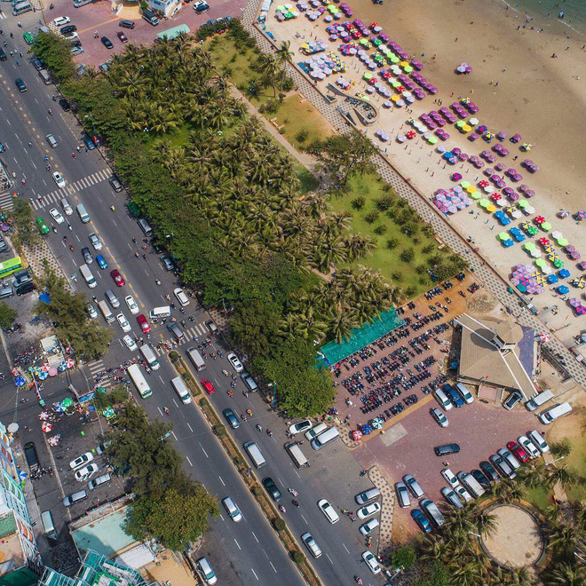 Hàng loạt điểm du lịch thất thủ dịp nghỉ lễ: Xem ảnh xong nhiều người thở phào vì đã ở nhà!