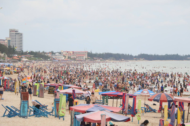 Hàng loạt điểm du lịch thất thủ dịp nghỉ lễ: Xem ảnh xong nhiều người thở phào vì đã ở nhà!