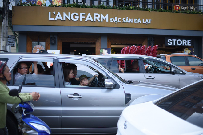 Hàng loạt điểm du lịch thất thủ dịp nghỉ lễ: Xem ảnh xong nhiều người thở phào vì đã ở nhà!