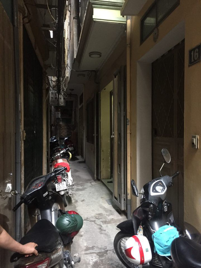 Nỗi đau tột cùng vụ xe Mercedes tông 2 phụ nữ đi xe máy tử vong: Con gái ngồi lặng lẽ, gục đầu khóc nghẹn chờ đón thi thể mẹ về nhà