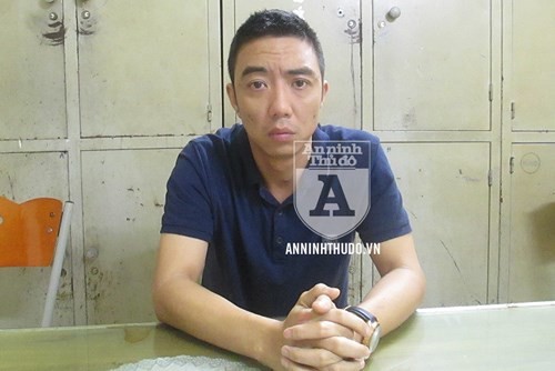 Nỗi đau tột cùng vụ xe Mercedes tông 2 phụ nữ đi xe máy tử vong: Con gái ngồi lặng lẽ, gục đầu khóc nghẹn chờ đón thi thể mẹ về nhà